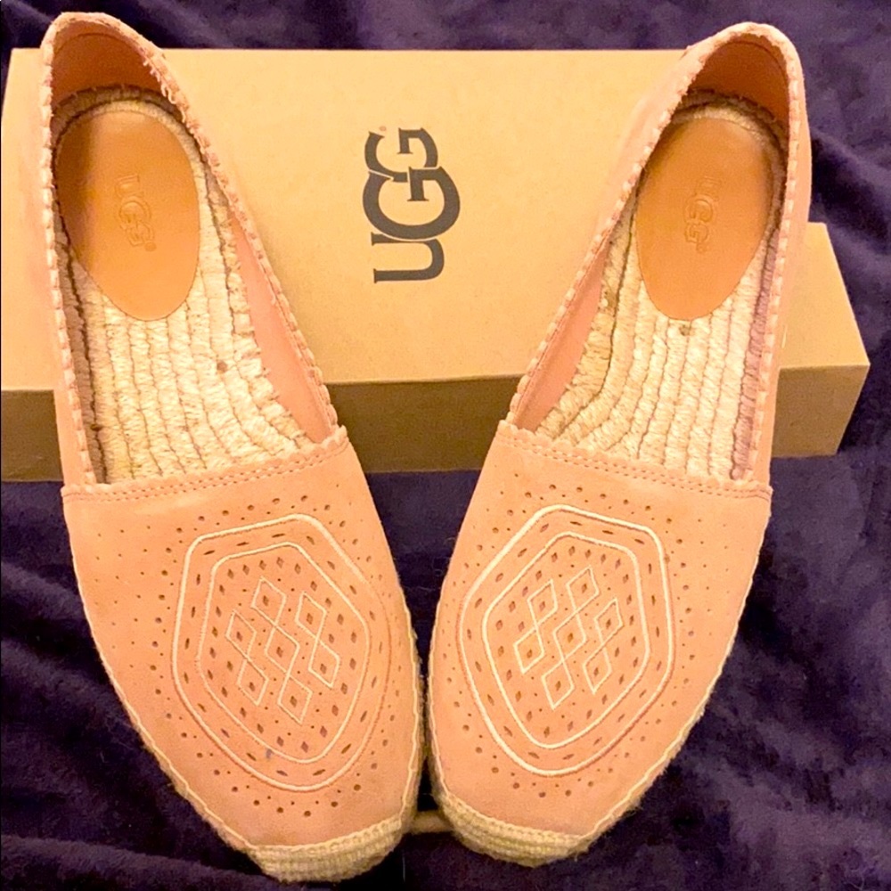 Ugg/ Gorgeous embroidered flat design/Ugg